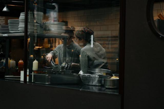 Cuisine centrale et livraison de repas : modèle, équipements et contraintes réglementaires Cuisine centrale et livraison de repas : modèle, équipements et contraintes réglementaires