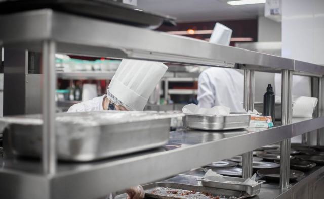 L'inox en cuisine professionnelle : grades, usages et entretien L'inox en cuisine professionnelle : grades, usages et entretien