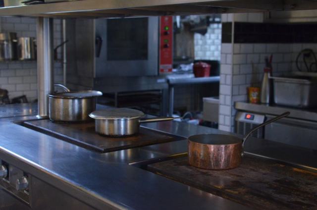 Choisir un piano de cuisson professionnel : gaz, induction et critères techniques