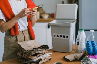 Bacs de tri roulants alignés dans le local à déchets d'une cuisine de restaurant
