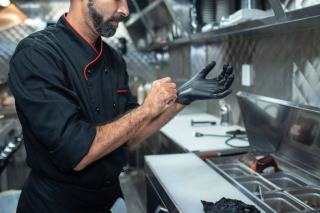 Inspecteur relevant la température d'une chambre froide en cuisine de restaurant