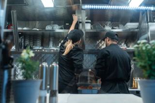 Armoires intégrées en cuisine professionnelle : rangement inox