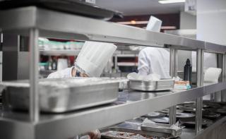 Inox cuisine professionnelle : plans de travail, meubles et normes
