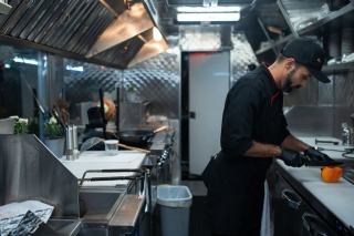 Mobilier de cuisine professionnelle : tables et chariots