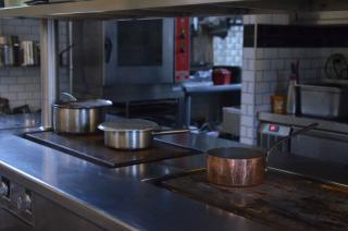 Piano professionnel de cuisine, comment choisir gaz ou induction